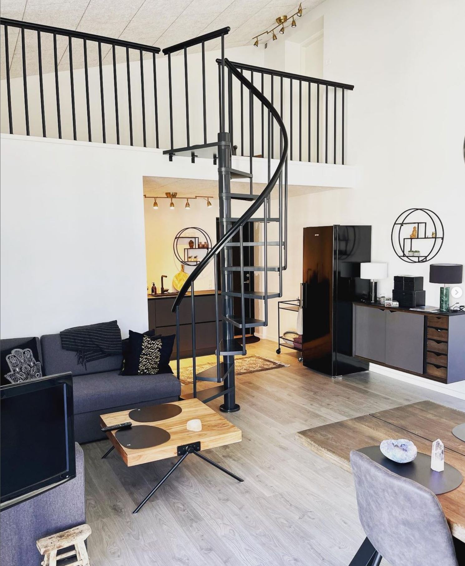 Spiral staircase in black in hallway  