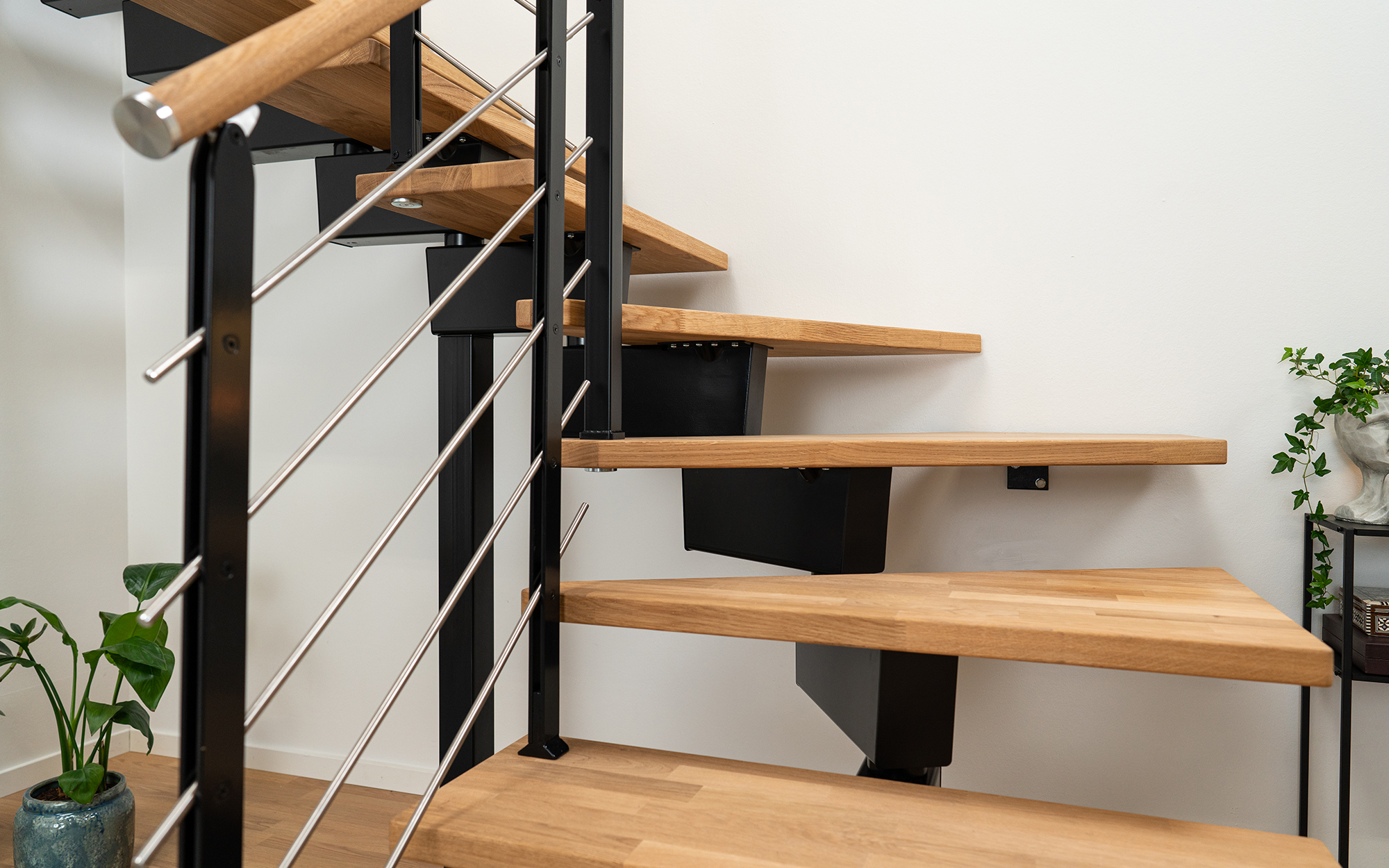 DOLLE DUBAI Quarter turn black staircase oak treads